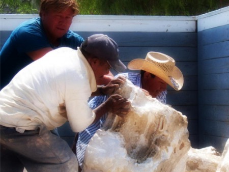 artesanos sacando una piedra para cortar
